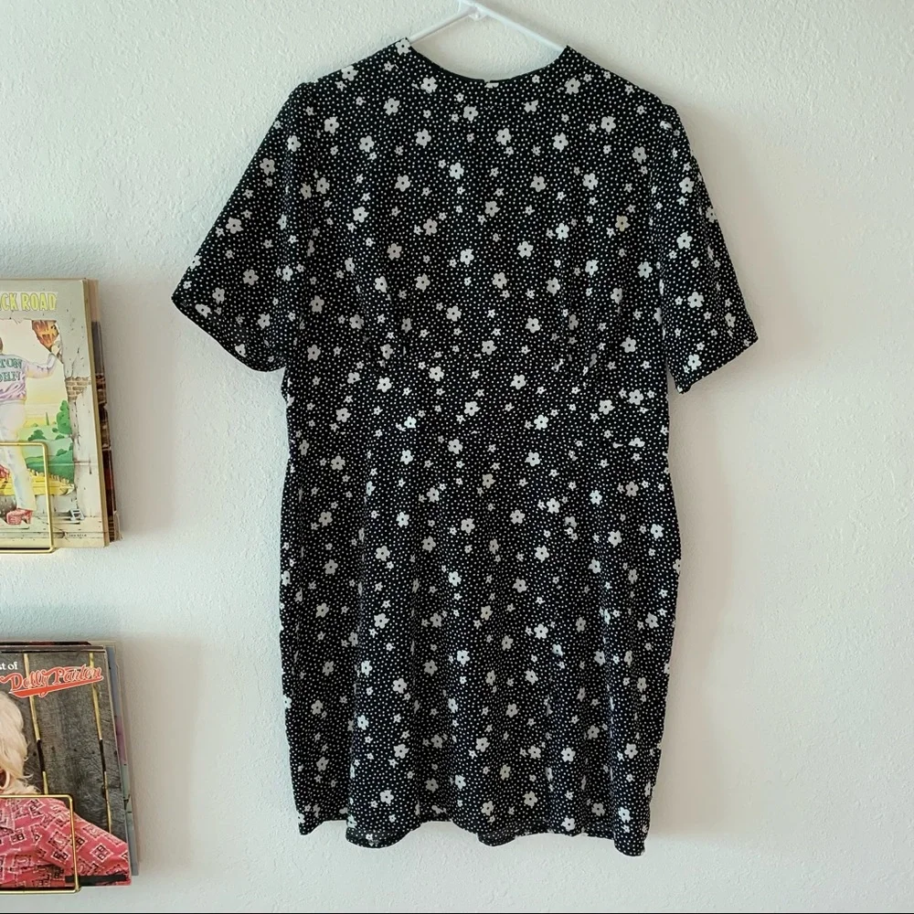 ASOS DESIGN mini tea dress with buttons and split detail in mono floral print - Picture 4 of 13